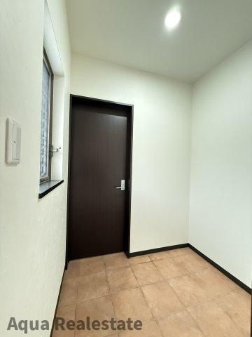 仲多度郡琴平町榎井 戸建の玄関|玄関横の納戸に繋がる廊下部分