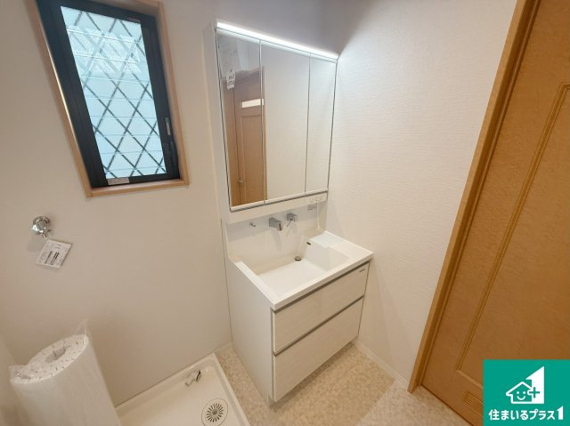 堺市北区金岡町　中古一戸建ての独立洗面台|清潔感のある洗面台です。フラットな鏡は掃除がしやすく毎日清潔！鏡裏には収納があるのでスッキリとした洗面台が保てます。