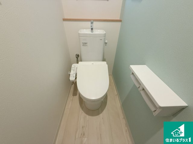 堺市北区金岡町　中古一戸建てのトイレ|シャワー洗浄機能付トイレは標準仕様。冬場は暖かシートヒーターも装備！
表面コートでキレイ長持ち！省エネ節水仕様の温水洗浄トイレ！