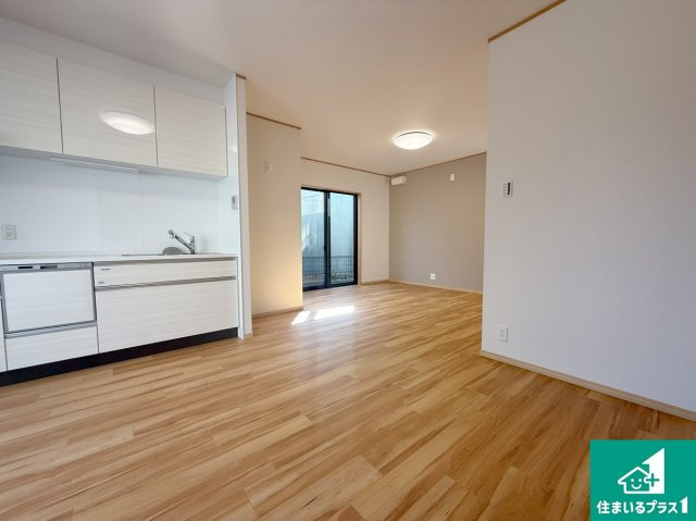 堺市北区金岡町　中古一戸建ての内装|太陽の光が差し込むとっても明るいリビング！思わず微笑みたくなる居心地の良さ。家族団らんの時間も増えそうなくつろぎのＬＤＫで、住む人のこだわりを活かすゆとりある空間♪