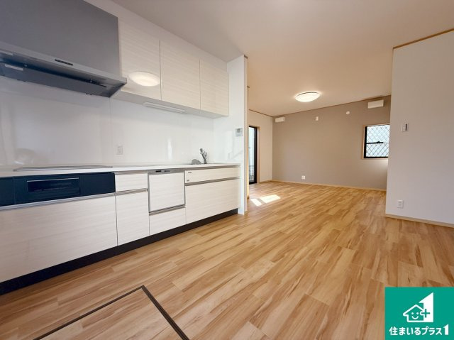 堺市北区金岡町　中古一戸建ての居間・リビング|シンプルなリビングは、観葉植物等のインテリアを楽しめますね！パパ好みにも、ママ好みにも家具次第で雰囲気を変えることができます！