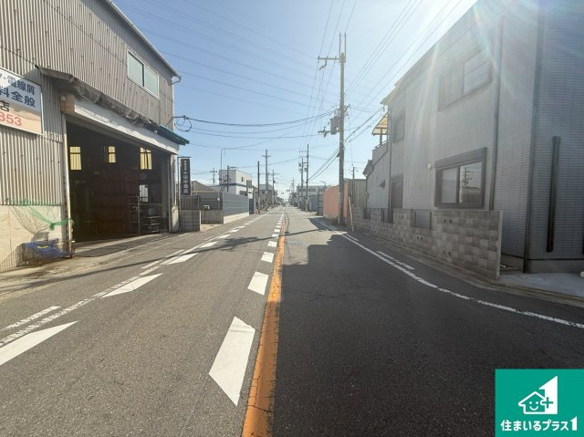 堺市北区金岡町　中古一戸建ての前面道路含む現地写真|周辺は閑静な住宅街！前面道路広々で車の出し入れも便利です。駐車が苦手な方でも安心して車庫入れできます！