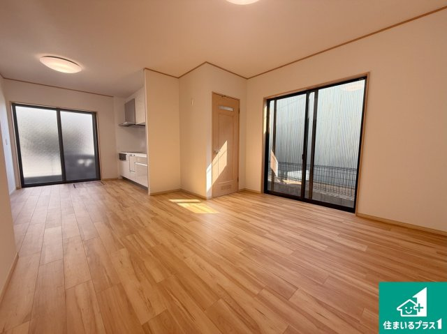 堺市北区金岡町　中古一戸建ての居間・リビング|シンプルなリビングは、ソファーを置いたり、観葉植物を置いたり、家具の配置やインテリアで住む人のこだわりを活かすゆとりある空間にしてください♪全室複層ガラスの快適リビング