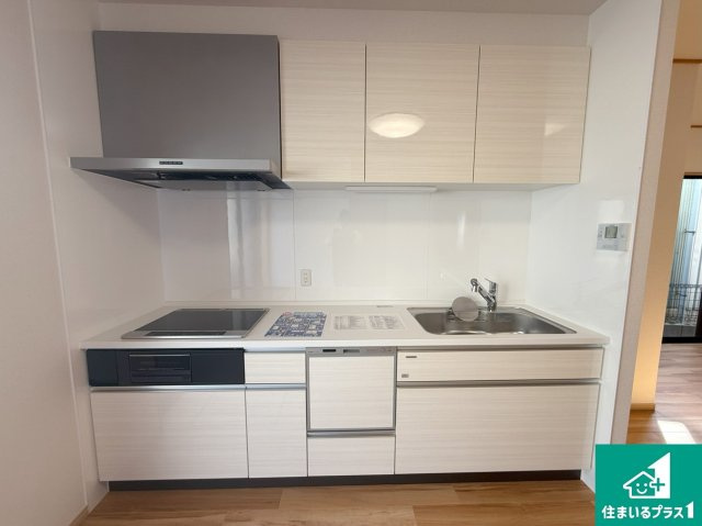 堺市北区金岡町　中古一戸建てのキッチン|収納豊富！浄水器付きキッチン！大きな明り取りの窓から見える景色を楽しみながらのお料理も楽しいですね！