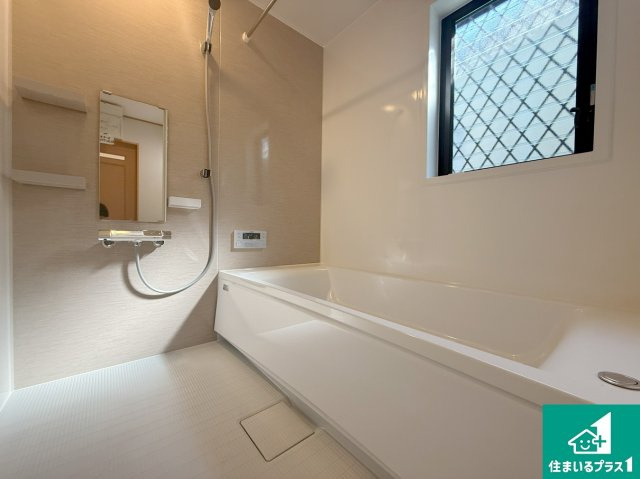 堺市北区金岡町　中古一戸建ての浴室|足をゆったり伸ばして一日の疲れを癒してくれる浴槽。窓は少し高めに設置することで、外部からの視線も気にならない設計にし、かつ差し込む光が明るく穏やかな雰囲気にしてくれます！