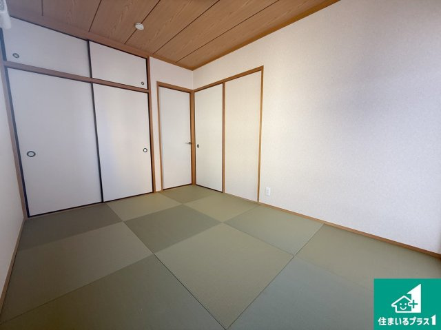 堺市北区金岡町　中古一戸建ての和室|一室あると便利な和室は客間としてだけでなく、小さなお子様のプレイルームやみんなでお昼寝もいいですね。壁一面のモダンな扉の押し入れもたっぷり収納力！【現地写真】