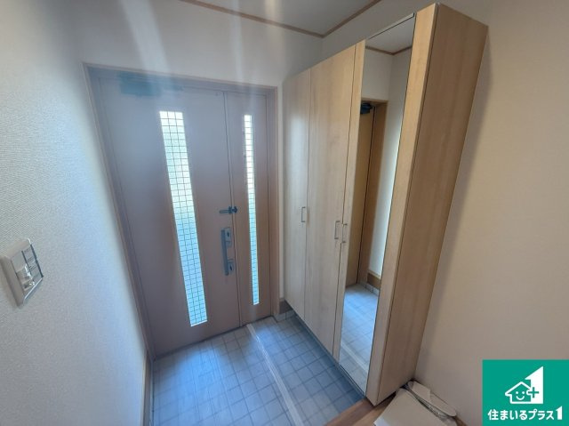 堺市北区金岡町　中古一戸建ての玄関|シューズクローゼットにはたくさんの靴が収納できるので玄関周りはいつもスッキリ！コの字型のスペースにはオシャレな小物を置くと玄関が華やかに♪【現地写真】