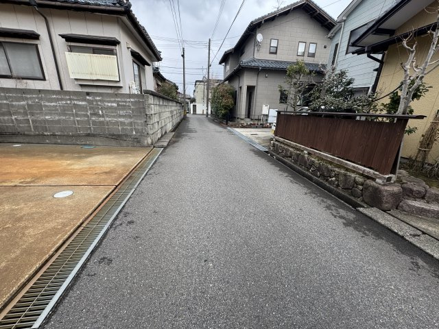東区東中野山2丁目　売地の前面道路含む現地写真