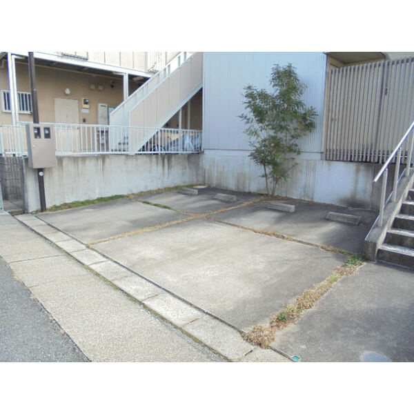 ユニキューブ緑区砂田Sの駐車場