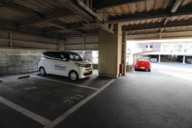 ハイツサンリバーⅤの駐車場