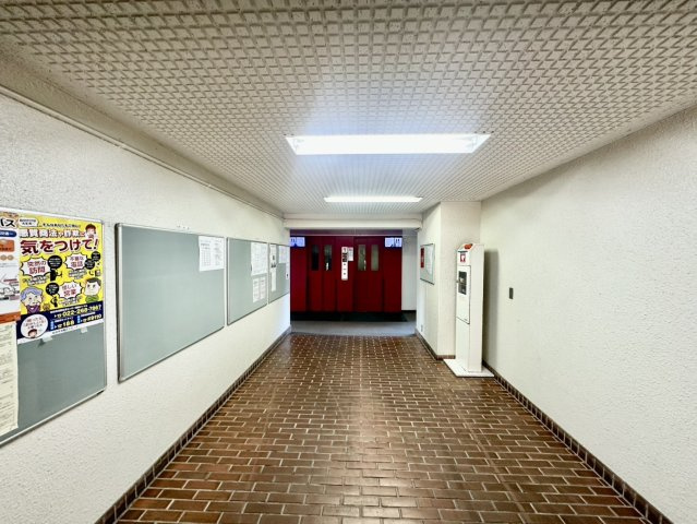 長町サンハイツC棟のエントランス