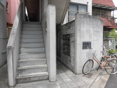 【エントランス】 | ビルディングⅠ | コンクリートが特徴的なエントランスです。