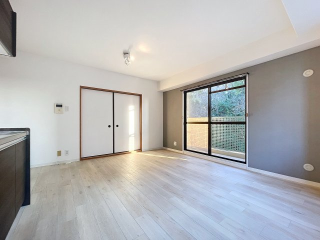 西宮市若山町の賃貸マンションの居間・リビング