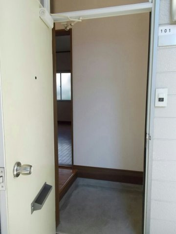 西ノ浜コーポ１号棟の玄関