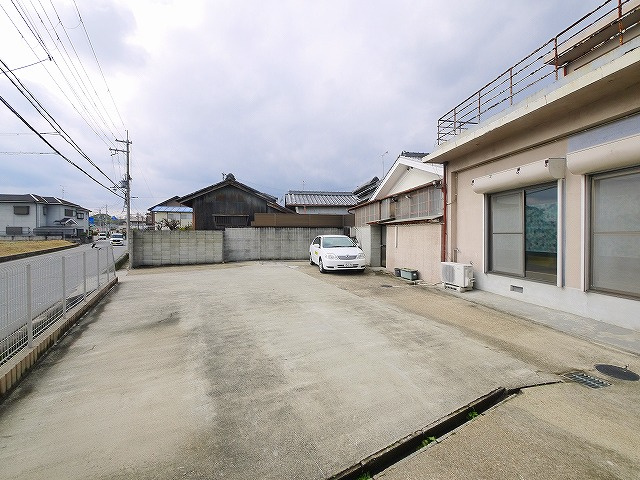 宝来３丁目店舗事務所の駐車場
