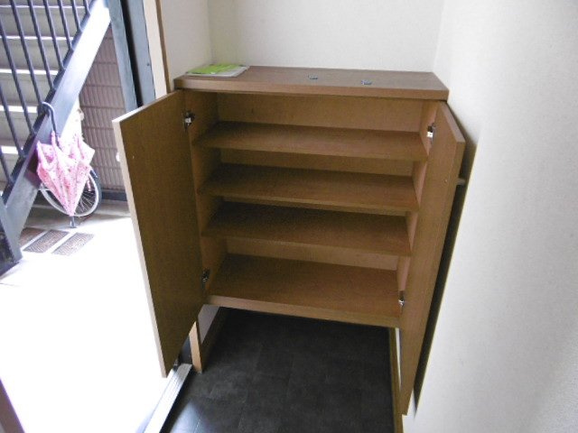 ガーデニア【10,000円キャッシュバック対象物件】の庭|明るい玄関です