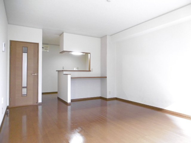 ガーデニア【10,000円キャッシュバック対象物件】の居間・リビング|ゆったり過ごせるリビングです