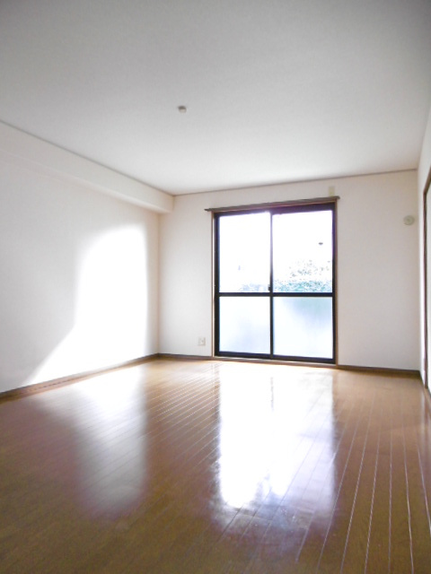 ガーデニア【10,000円キャッシュバック対象物件】のロビー|こちらのリビングで趣味の時間をお楽しみください