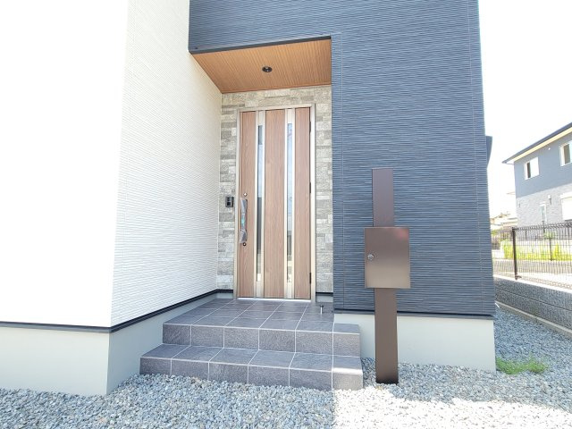 直川小学校前・新築戸建の玄関