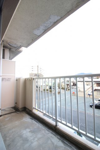 シャロム国分のバルコニー|暖かな日差しのふりそそぐバルコニー