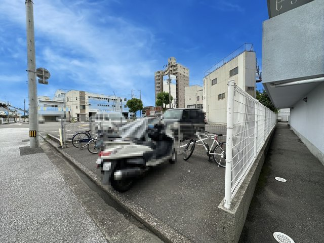 コートクレソン18の駐車場