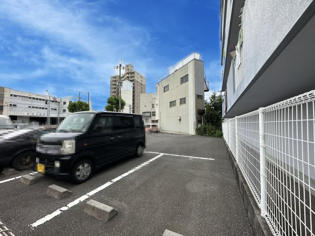 コートクレソン18の駐車場