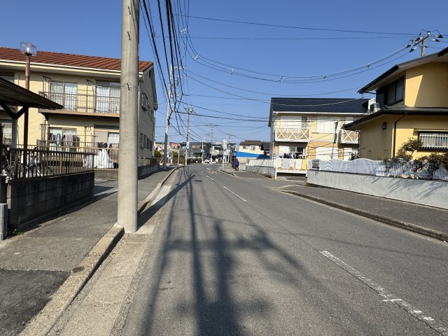 松戸市横須賀１丁目新築戸建【横須賀小学校：7分】の前面道路含む現地写真|東側前面道路