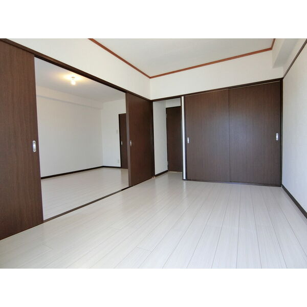 ホワイトピュア朋栄の居間・リビング