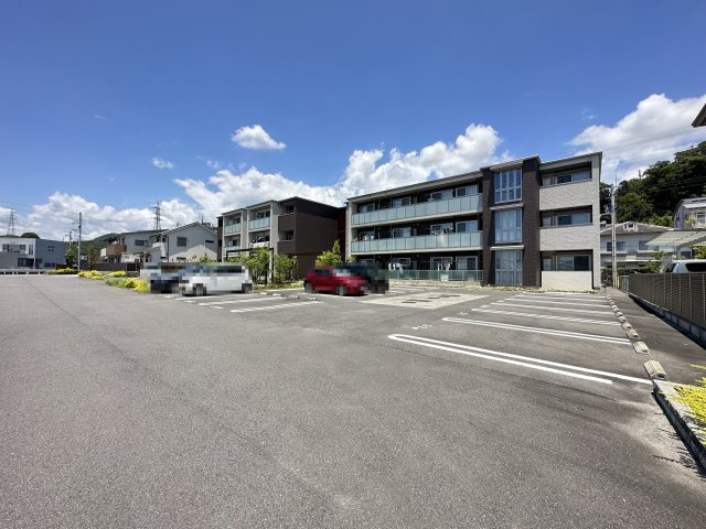 ベレオ弓張月の駐車場