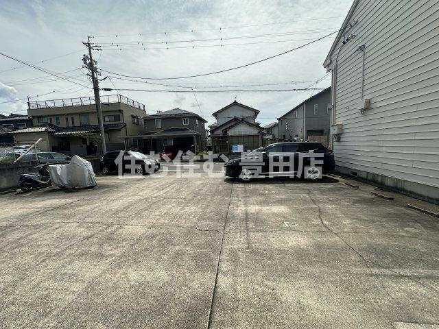 ファミエール平戸橋B棟の駐車場