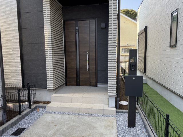 松戸市横須賀１丁目新築戸建【横須賀小学校：7分】のエントランス|エントランス・玄関ポーチ