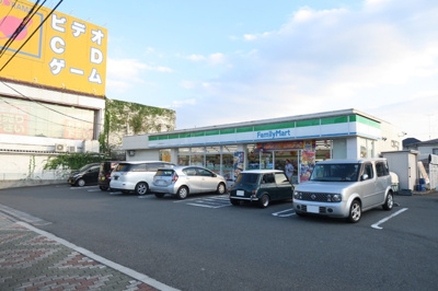 ファミリーマート秀栄高専通り店まで110m