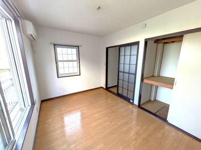 東向き5帖洋室です