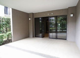 【エントランス】 | 一部、消臭・抗菌作用のあるアクセントクロス使用。　空気をキレイに！LIXIL社エコカラット設置　空気清浄機能付きエアコン1台新規設置　24時間365日受付　生活トラブルあんしん駆けつけサービス付