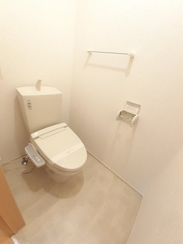 リバーサイド真倉　Ｈのトイレ|ゆったりとした空間のトイレです