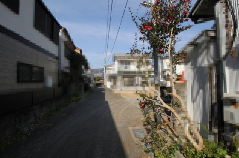 八反町　建築条件なし　売土地の前面道路含む現地写真