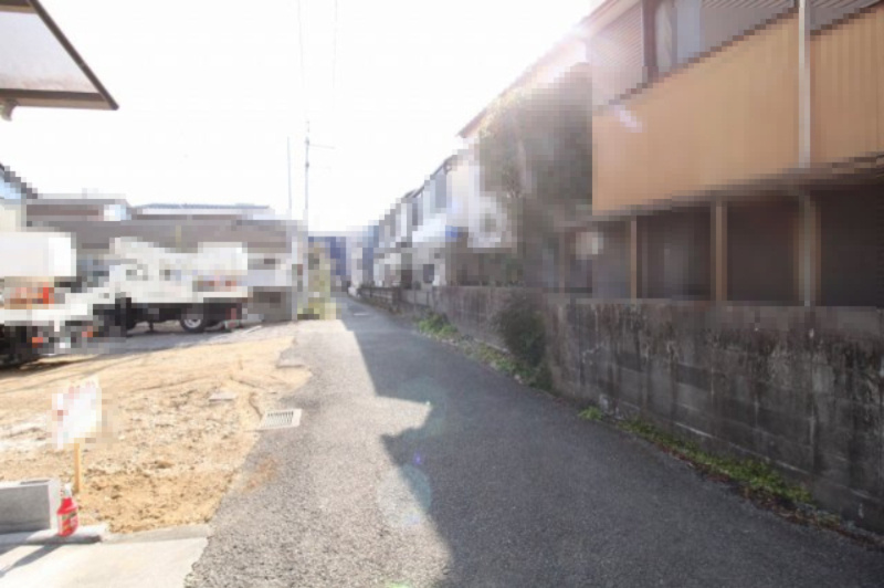 八反町　建築条件なし　売土地の前面道路含む現地写真