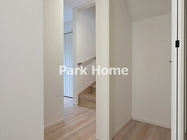 高知市若松町 -2号棟- 新築戸建ての収納|１F：ホール内収納