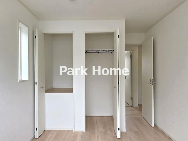 高知市若松町 -2号棟- 新築戸建ての収納|２F：5.7洋室（西）クローゼット