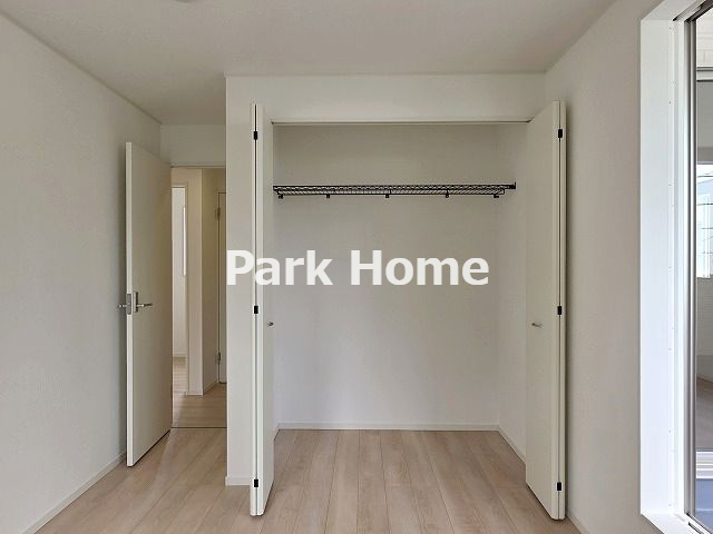 高知市若松町 -2号棟- 新築戸建ての和室|２F：5.7洋室（中）クローゼット