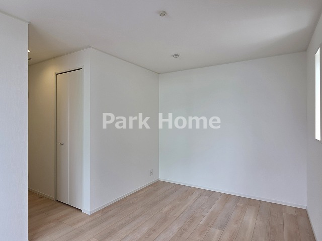 高知市若松町 -2号棟- 新築戸建ての洋室|２F：7.7洋室+WIC