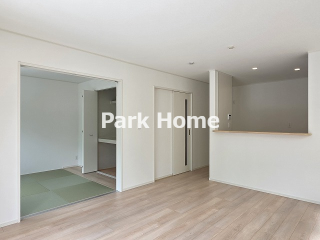 高知市若松町 -2号棟- 新築戸建ての居間・リビング|１F：15LDK+5.2和洋室