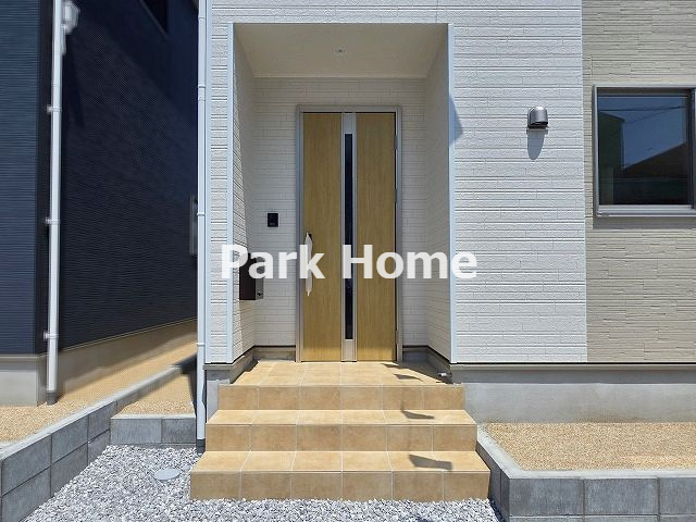 高知市若松町 -2号棟- 新築戸建ての玄関