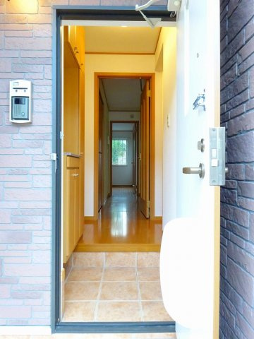 ニューカムリーＢの玄関|明るい玄関です