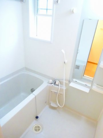 ニューカムリーＢの浴室|日々の疲れを癒すお風呂付です