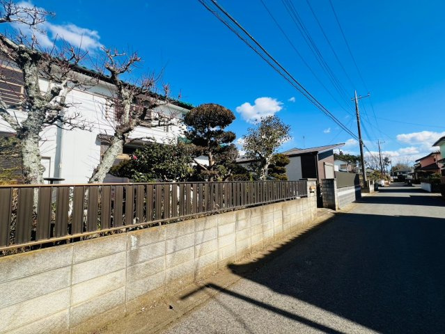 八街は　中古戸建の前面道路含む現地写真