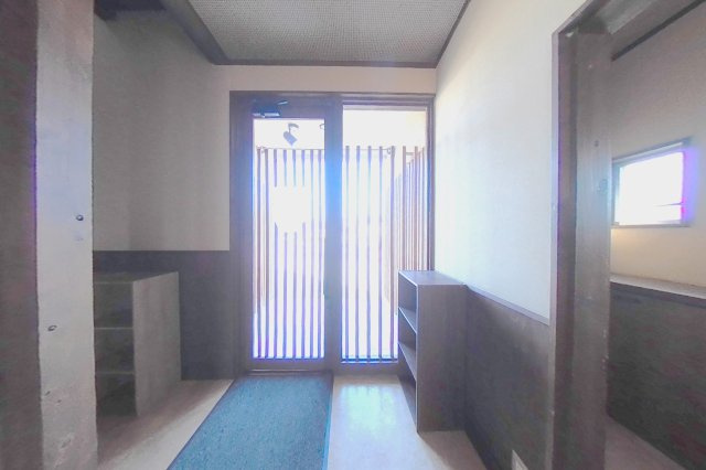 ６４７２４　岐阜市粟野西店舗住宅の玄関