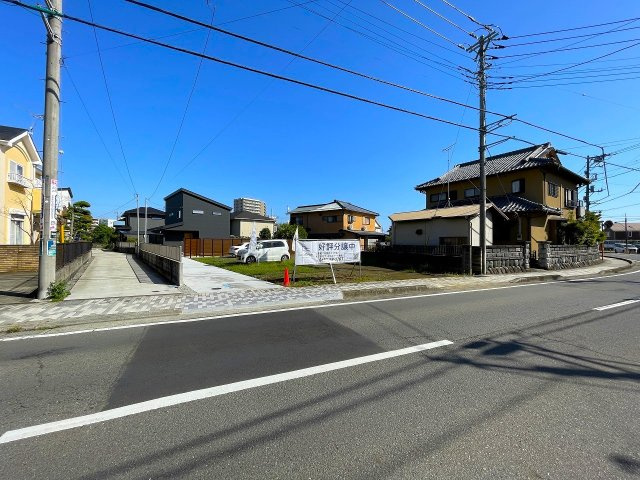 【前面道路含む現地写真】 | 〇●開成町吉田島 売地●〇 | 西部された歩道があり小さなお子様がいるご家族も安心です。