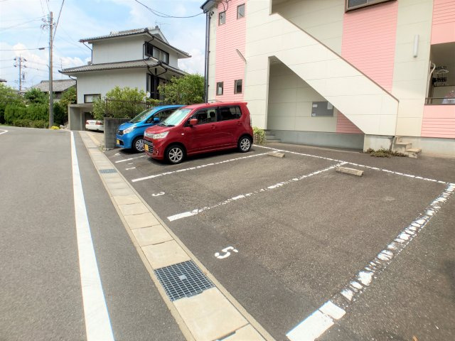 ライブリー共和の駐車場