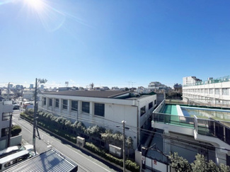 【展望】 | 眼前に広がる空の雄大さと、このお部屋の自慢の一つである「眺望」をご覧ください。毎日、この景色を独り占めできる新生活に夢が広がります。～即日のご見学可能～　お問合せはお気軽にどうぞ。